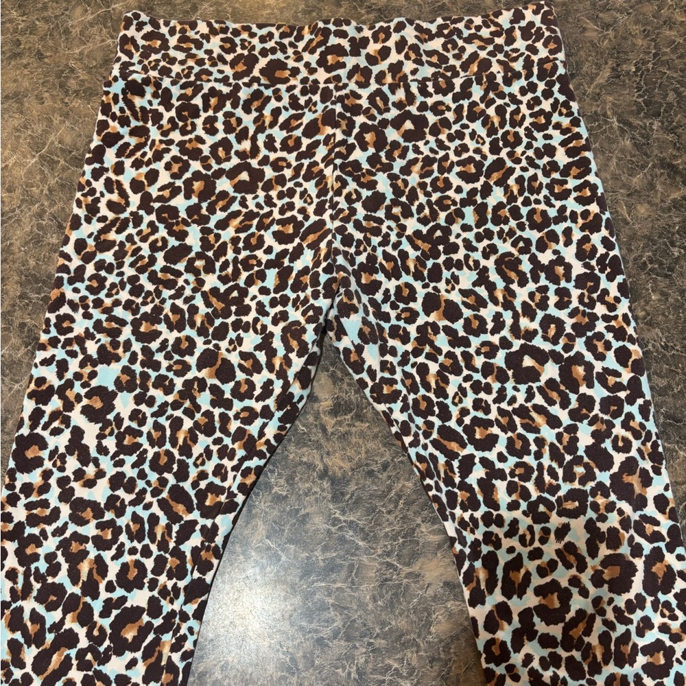 LOGO by Lori Goldstein Leopard Print Cropped Leggings.